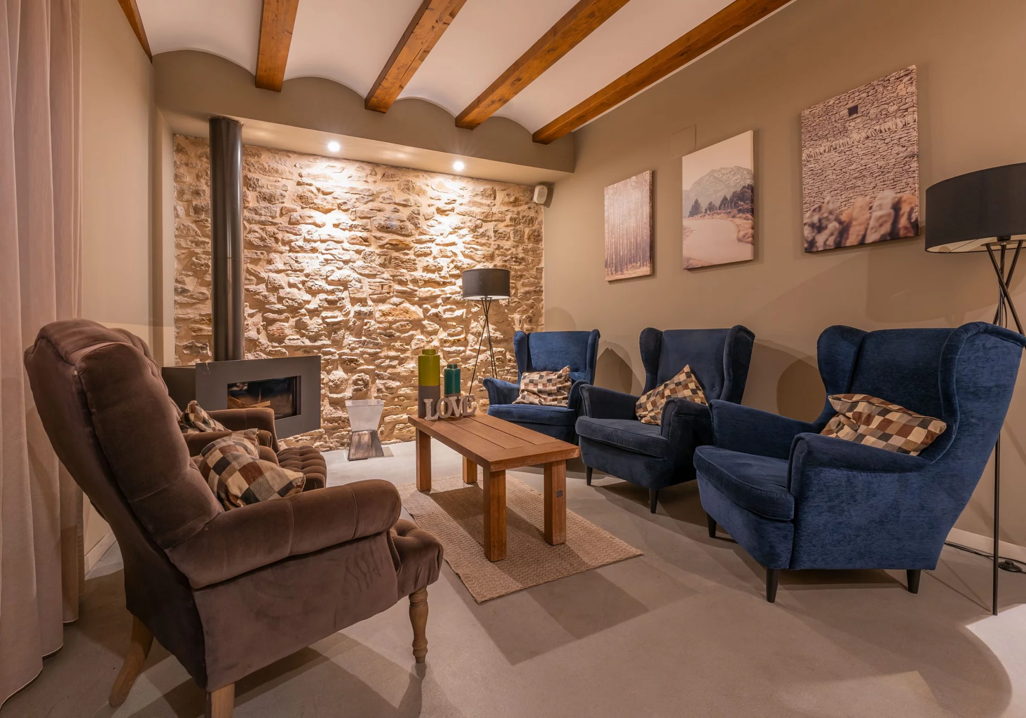 Sala de estar con sillones y Honesty bar